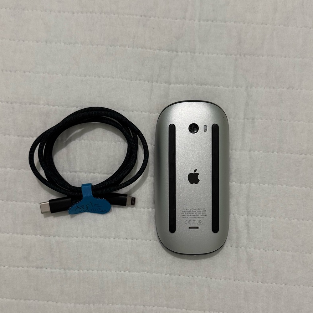 Apple Black Magic Mouse with Charging Cable - Picture 2 of 6